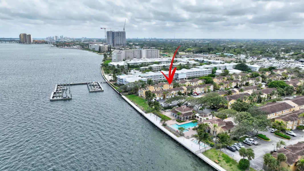 1050 Lake Shore DR 204, Lake Park, FL 33403