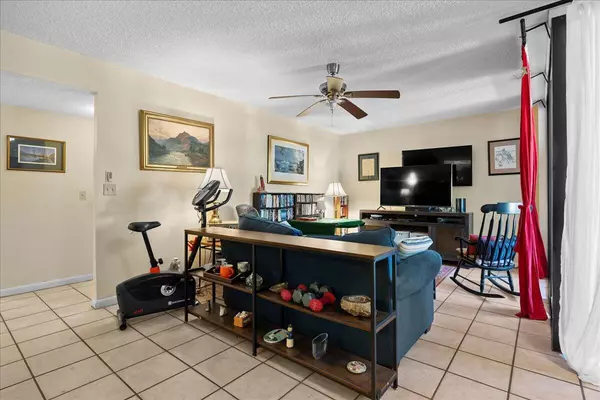 Delray Beach, FL 33444,955 Egret CIR 207