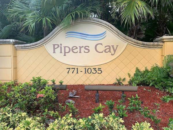 858 Pipers Cay DR, West Palm Beach, FL 33415