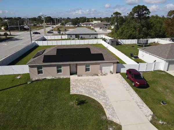 402 NE Mainsail ST, Port Saint Lucie, FL 34983