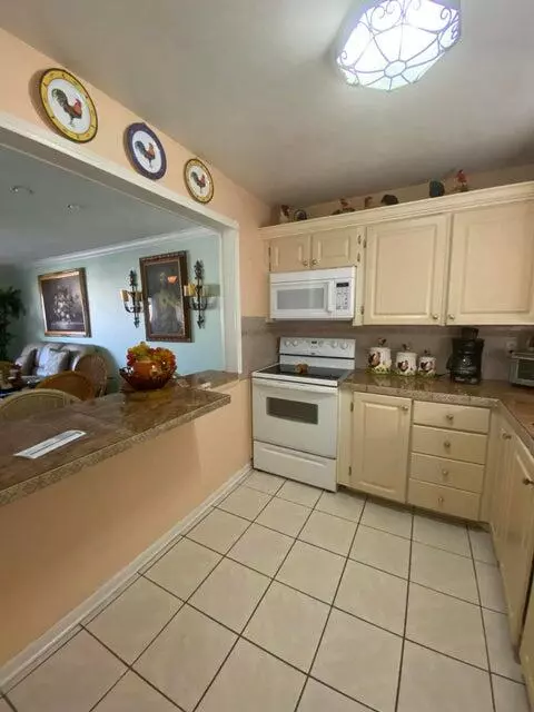 Palm Springs, FL 33461,715 Lori DR 302