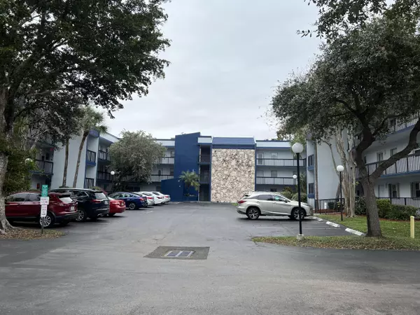 3220 Holiday Springs BLVD 1-210, Margate, FL 33063