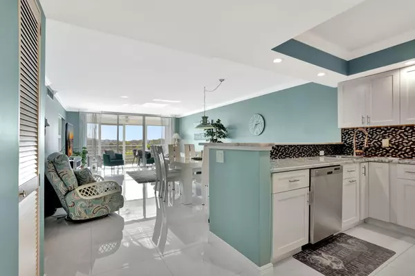 Pompano Beach, FL 33069,565 Oaks LN 512