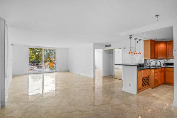 1000 Spanish River RD 2v, Boca Raton, FL 33432