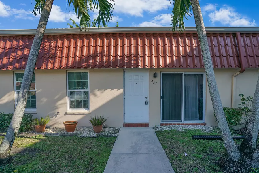 827 Salem LN, Lake Worth, FL 33467