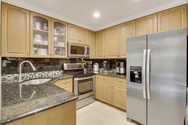 Palm Beach Gardens, FL 33410,3518 Gardens East DR B