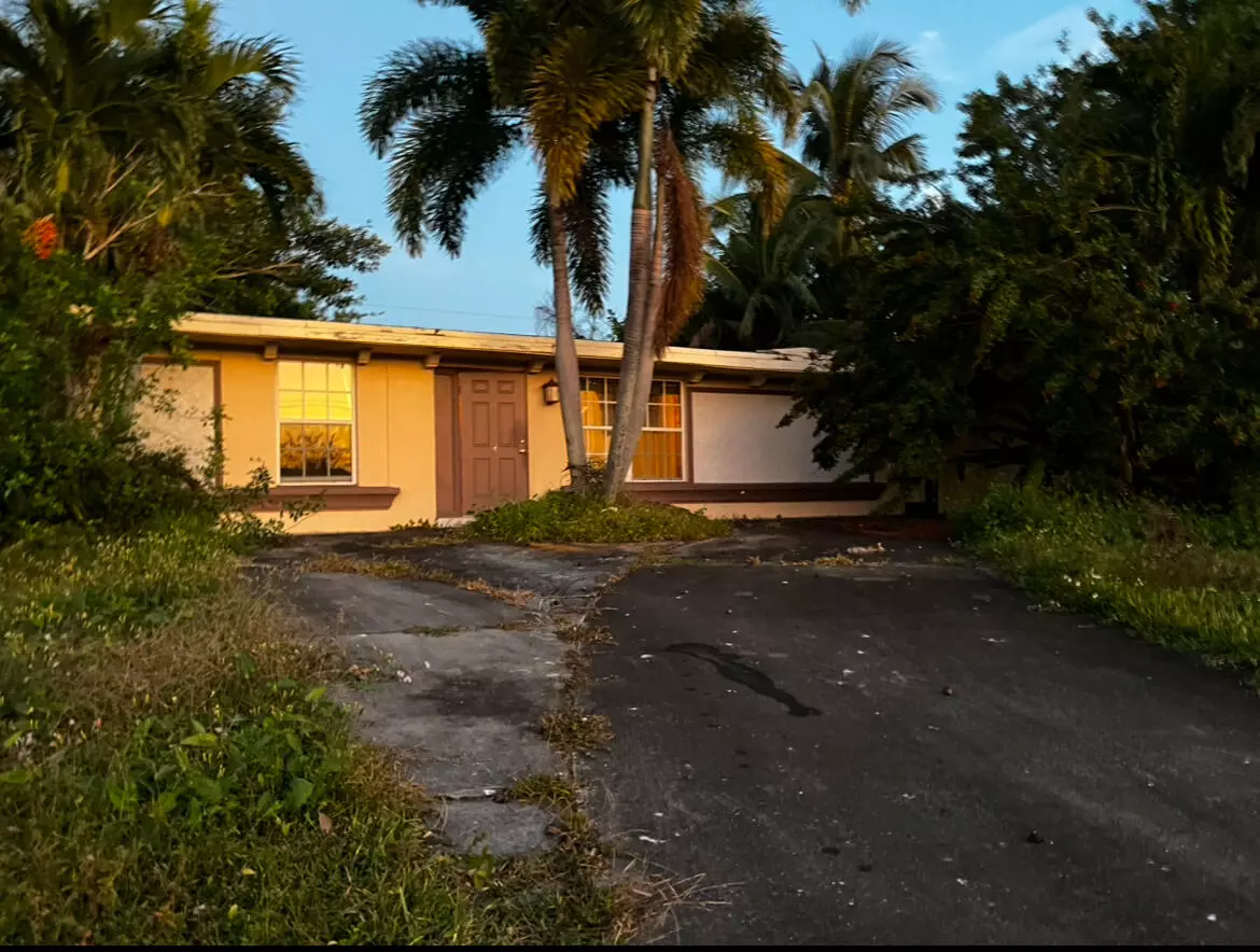 Port Saint Lucie, FL 34983,815 SE Airoso BLVD
