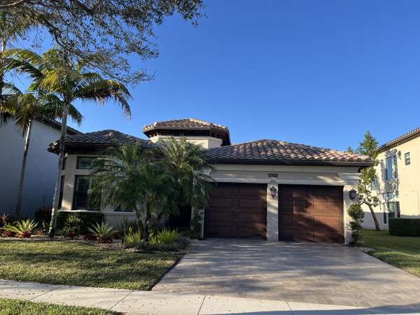 8239 Lost Creek LN, Delray Beach, FL 33446