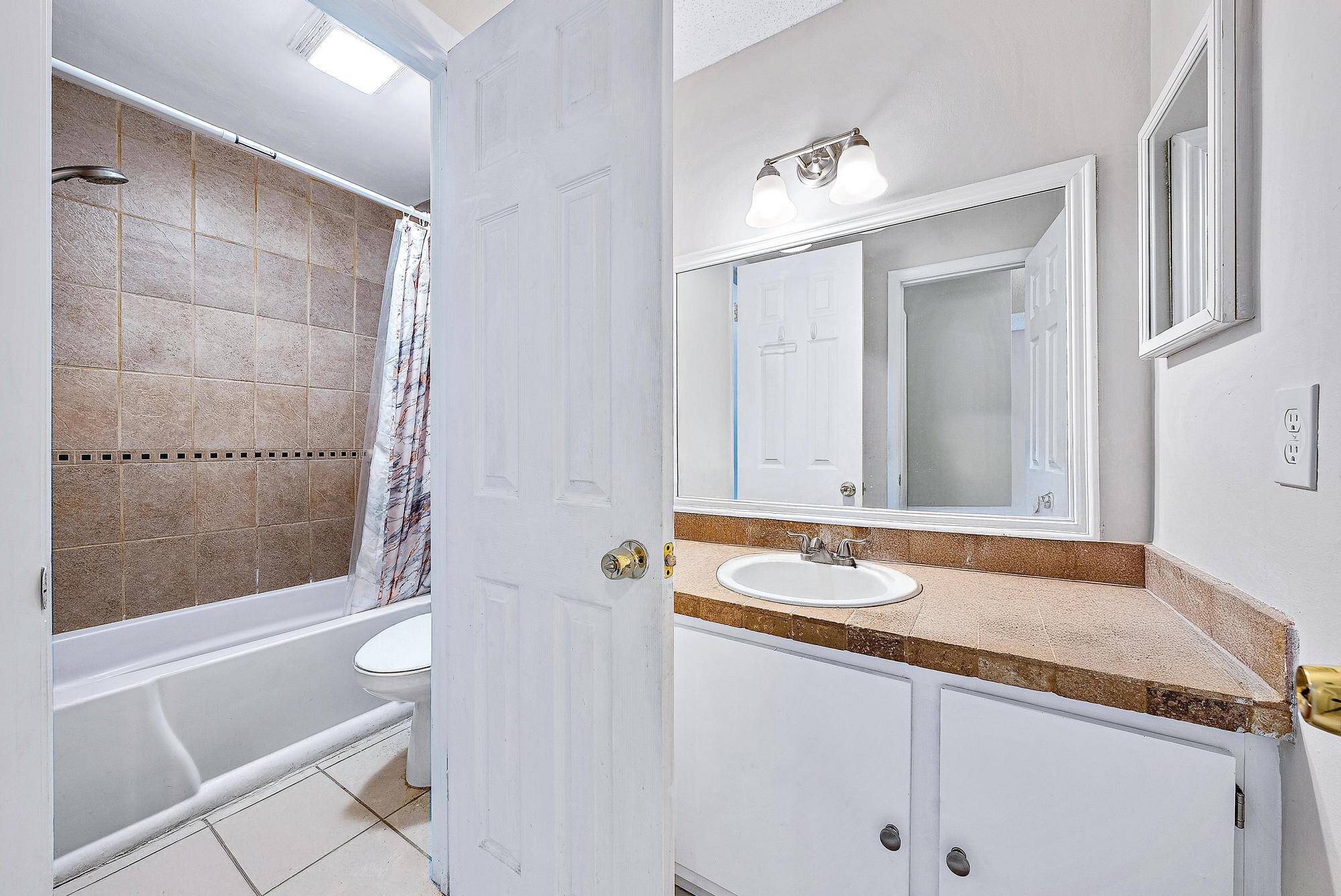 Jupiter, FL 33458,107 Oakwood DR
