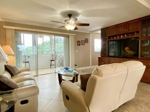 Palm Springs, FL 33461,725 Lori DR 312