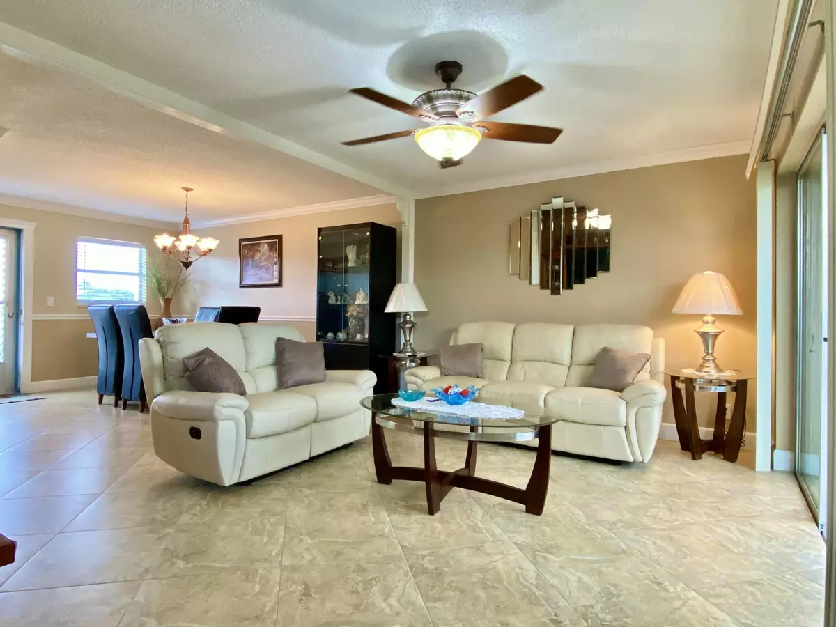 Palm Springs, FL 33461,725 Lori DR 312