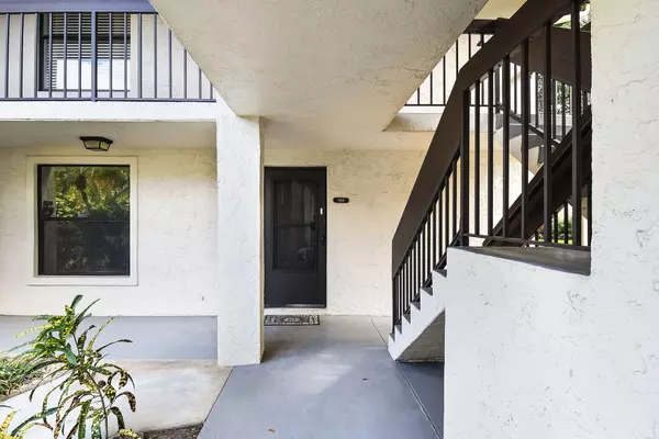 Stuart, FL 34997,31 SW South River Dr. DR 106