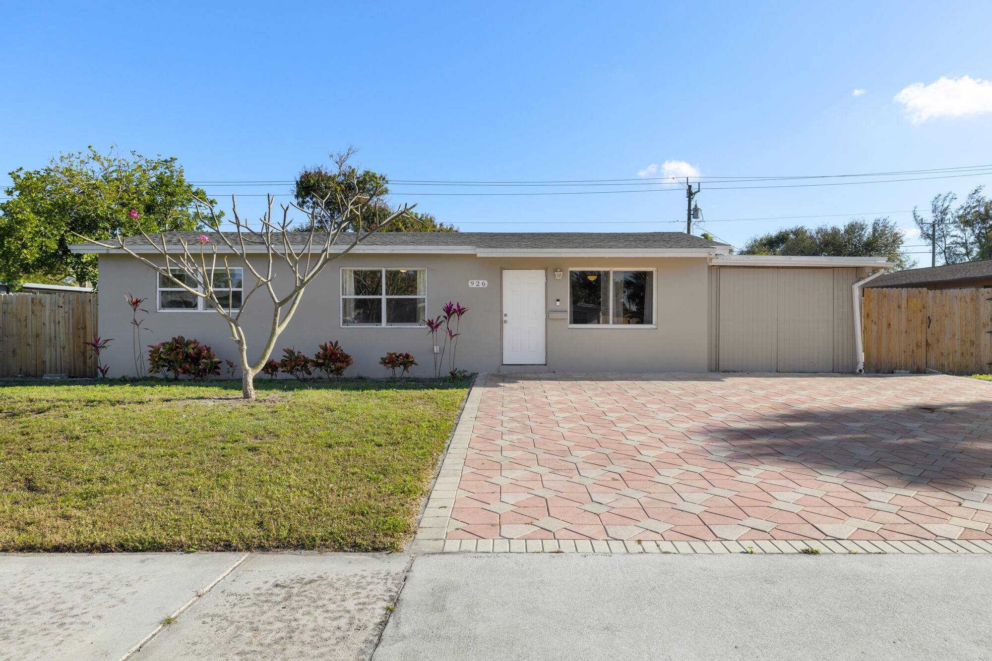 926 W Jasmine DR, Lake Park, FL 33403