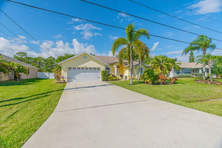 2749 SE Grand DR, Port Saint Lucie, FL 34952