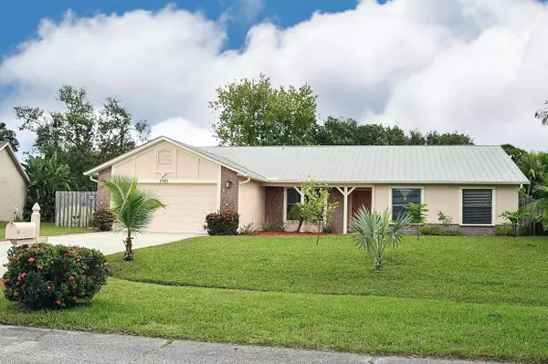 2485 SE Tracy AVE, Port Saint Lucie, FL 34952