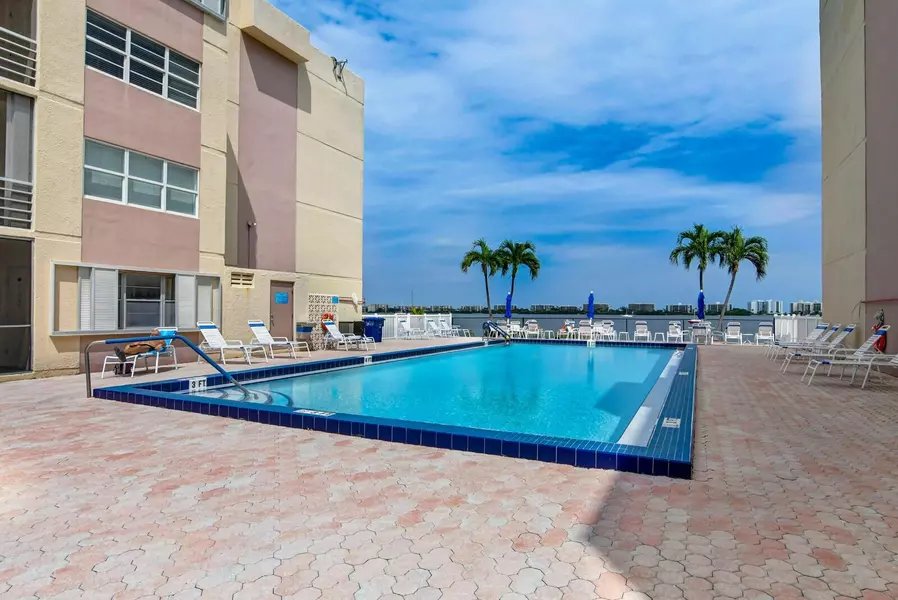 1502 S Lakeside DR 103, Lake Worth Beach, FL 33460