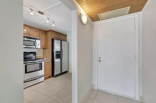 Boca Raton, FL 33432,6 Royal Palm WAY 204