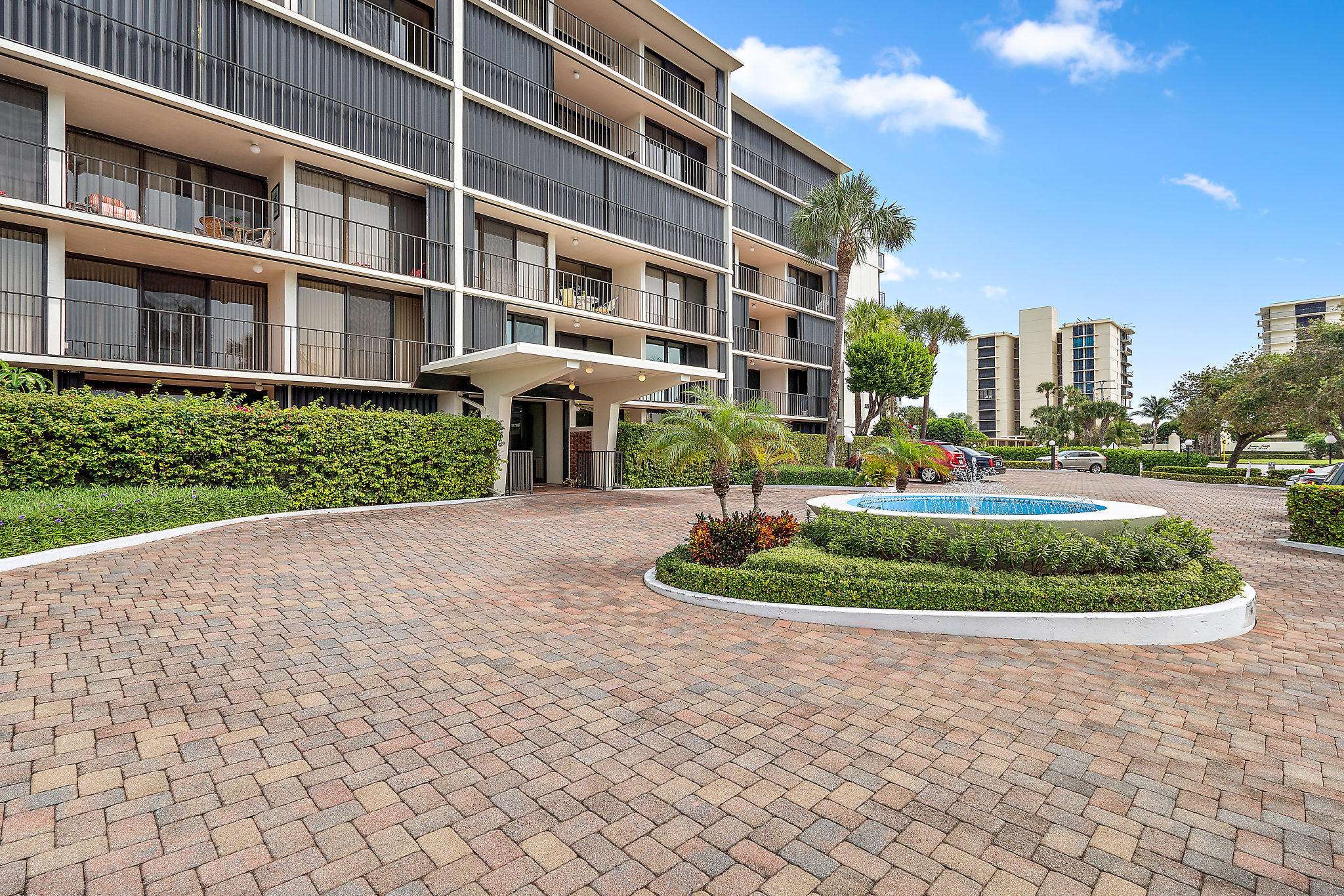 Tequesta, FL 33469,225 Beach RD 401
