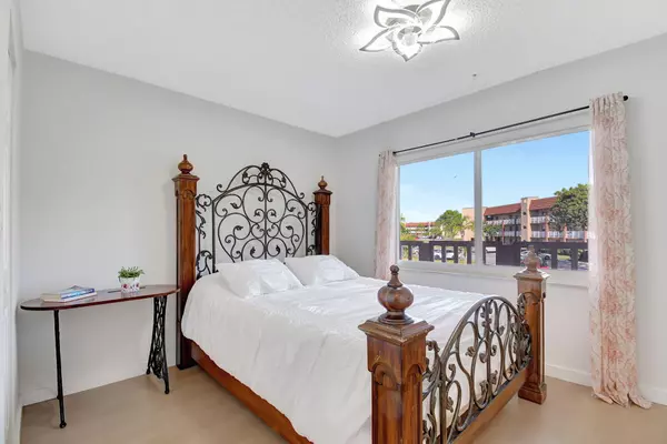 Sunrise, FL 33322,9261 Sunrise Lakes BLVD 210