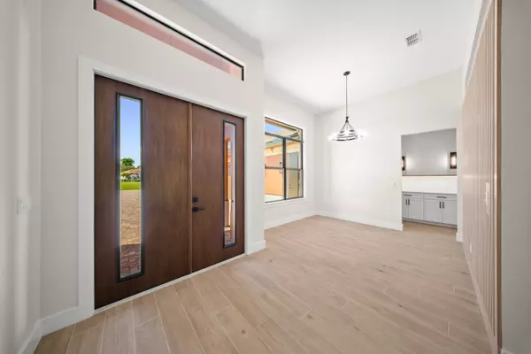 Port Saint Lucie, FL 34952,122 SE Via Lago Garda