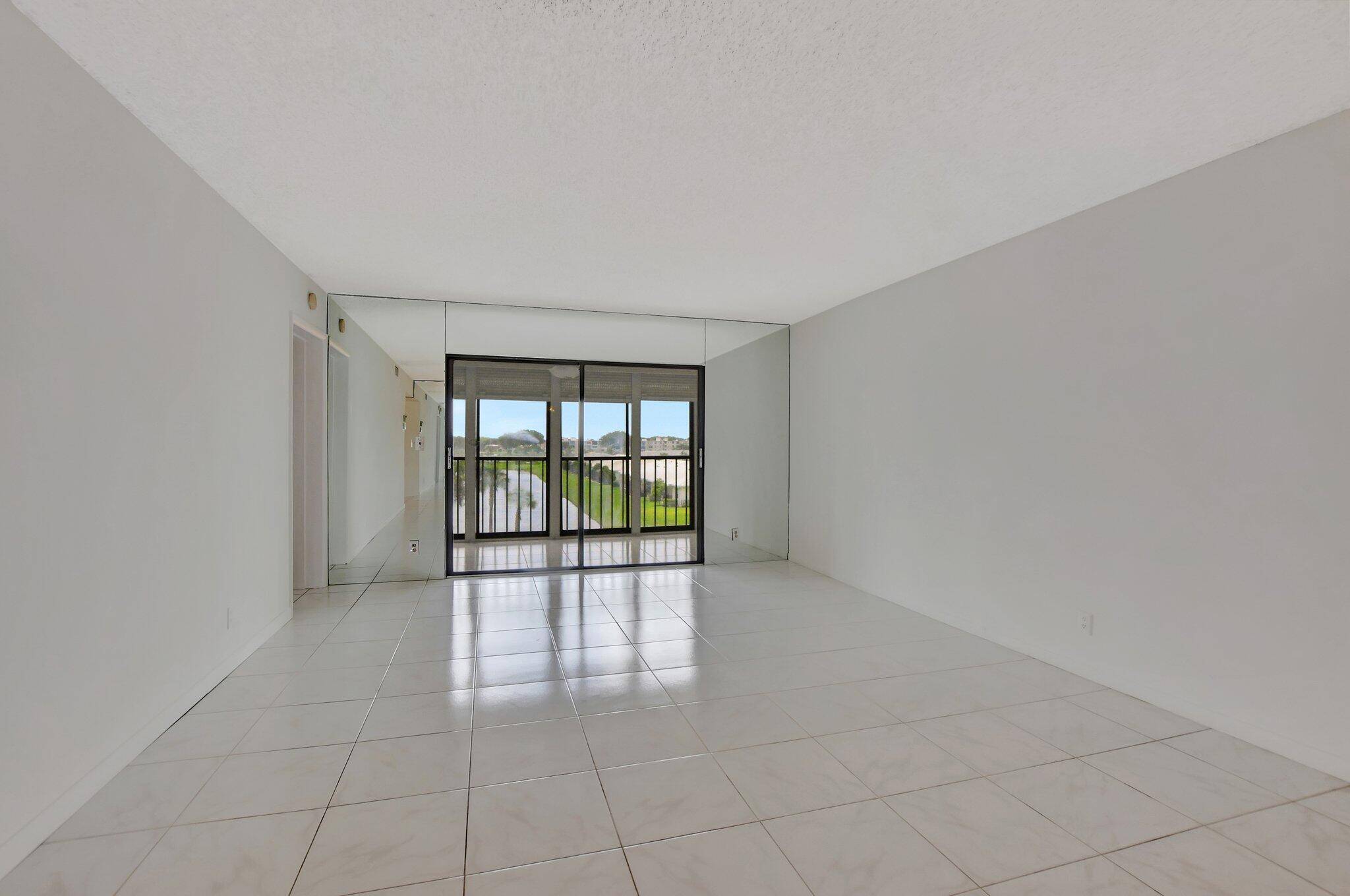Delray Beach, FL 33446,6866 Huntington LN 404