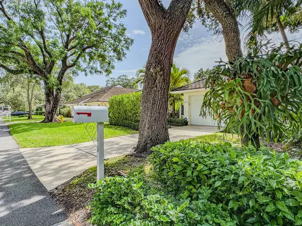 North Palm Beach, FL 33408,11373 E Twelve Oaks WAY