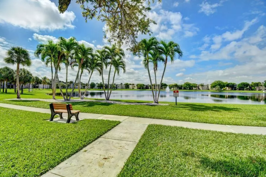 Delray Beach, FL 33484,5220 Las Verdes CIR 219