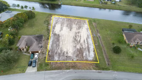 Port Saint Lucie, FL 34953,121 SW Hawthorne CIR