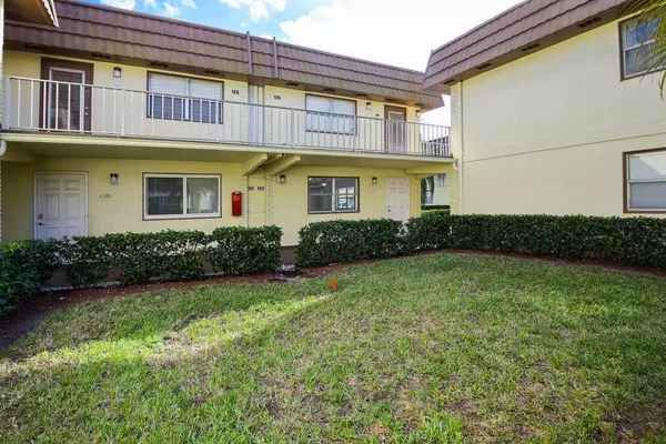 Delray Beach, FL 33446,102 Saxony LN C
