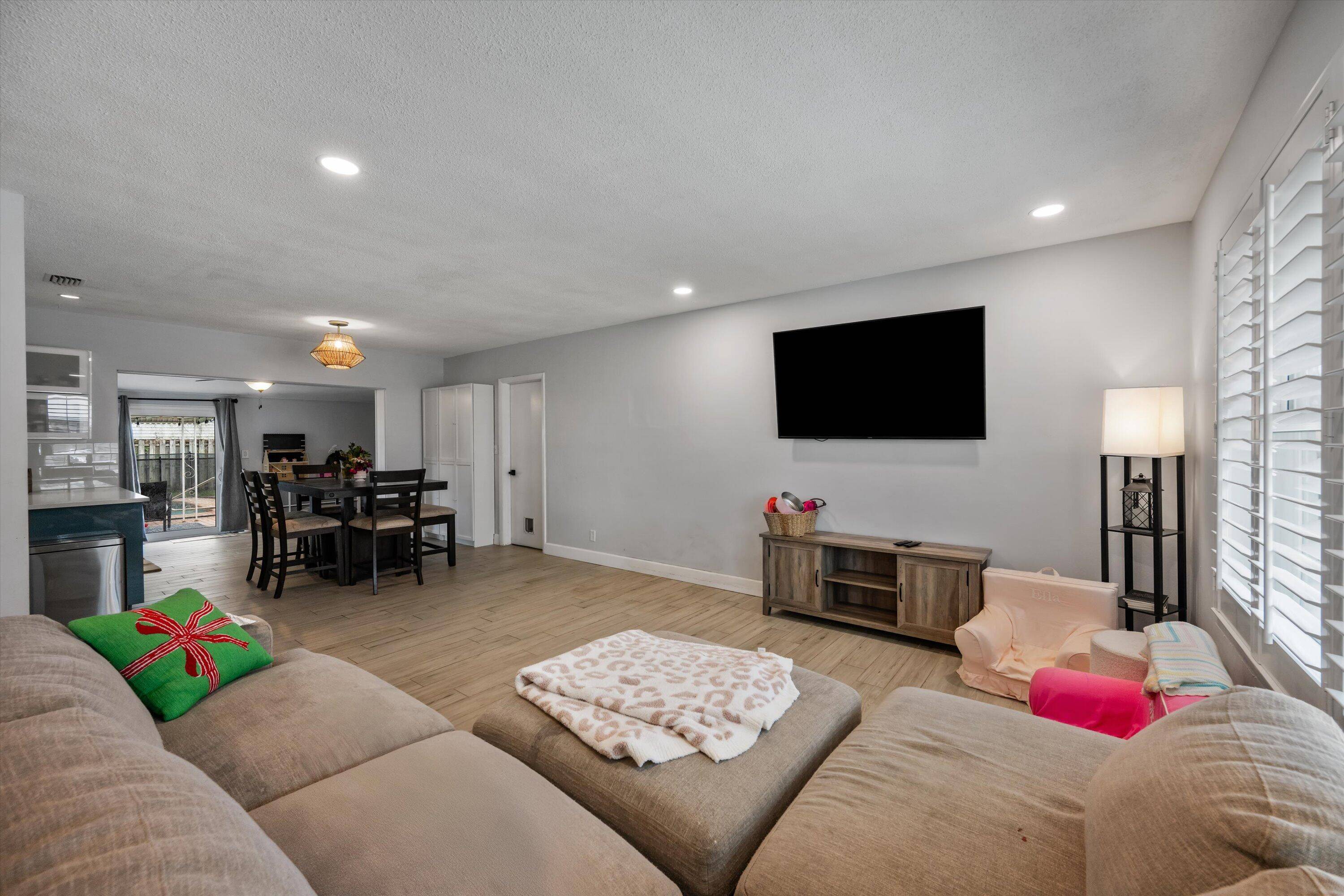 Tequesta, FL 33469,16 Ridgewood CIR