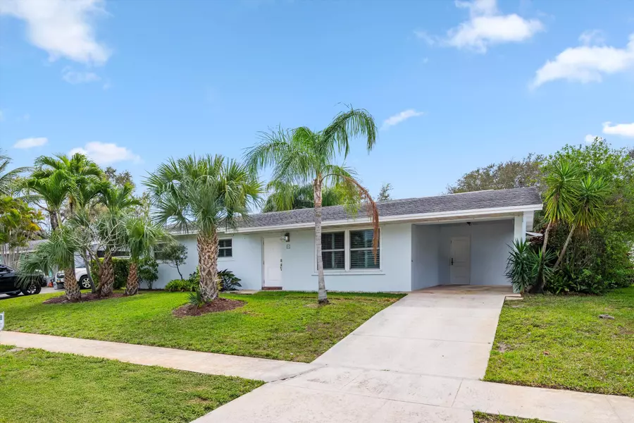16 Ridgewood CIR, Tequesta, FL 33469