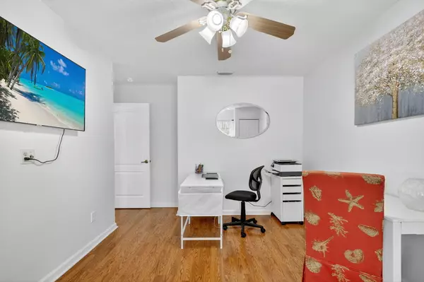 Port Saint Lucie, FL 34984,219 SE Sims CIR