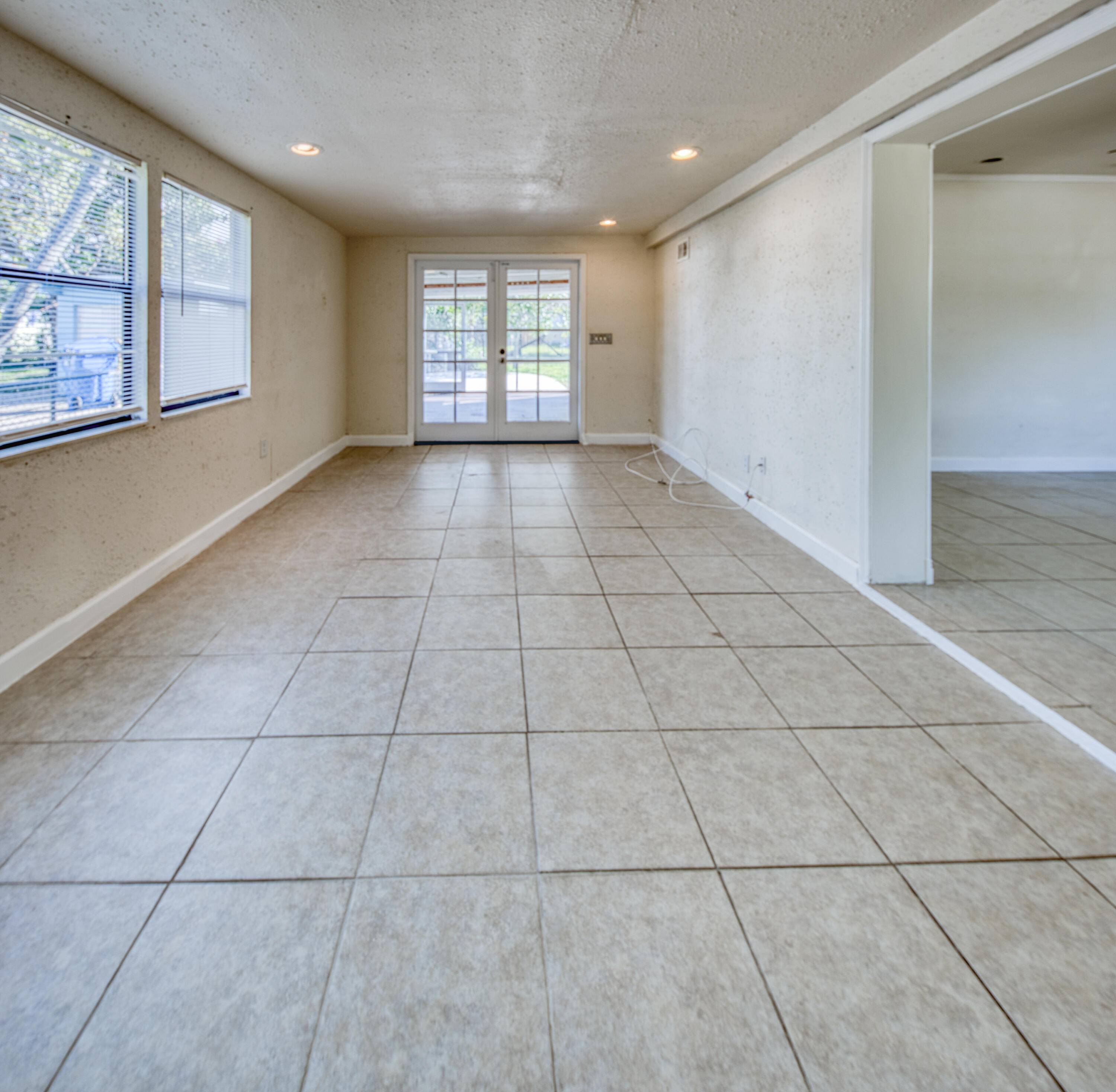 Lantana, FL 33462,1432 W Bloxham ST