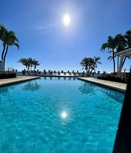 1105 Lake Shore DR 103, Lake Park, FL 33403