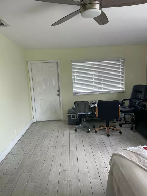 826 E Tiffany DR 4, Mangonia Park, FL 33407