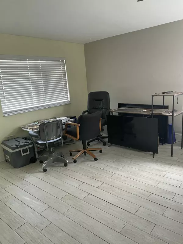 Mangonia Park, FL 33407,826 E Tiffany DR 4