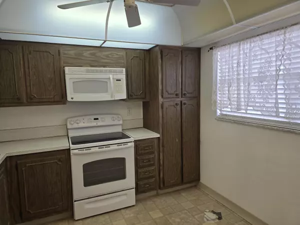 3590 Via Poinciana 509, Lake Worth, FL 33467