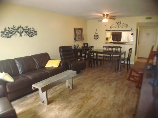 12020 W Greenway DR 105, Royal Palm Beach, FL 33411