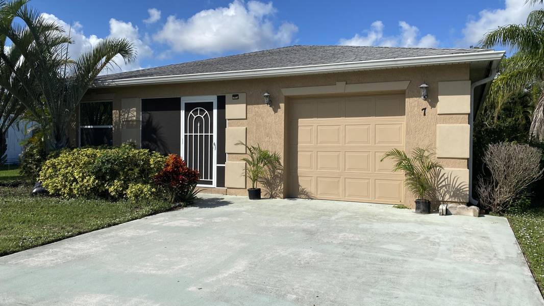 7 Los Lagos LN, Port Saint Lucie, FL 34952