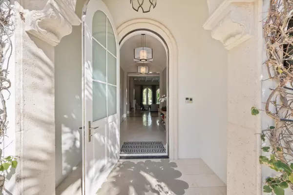 Palm Beach, FL 33480,231 Via Las Brisas