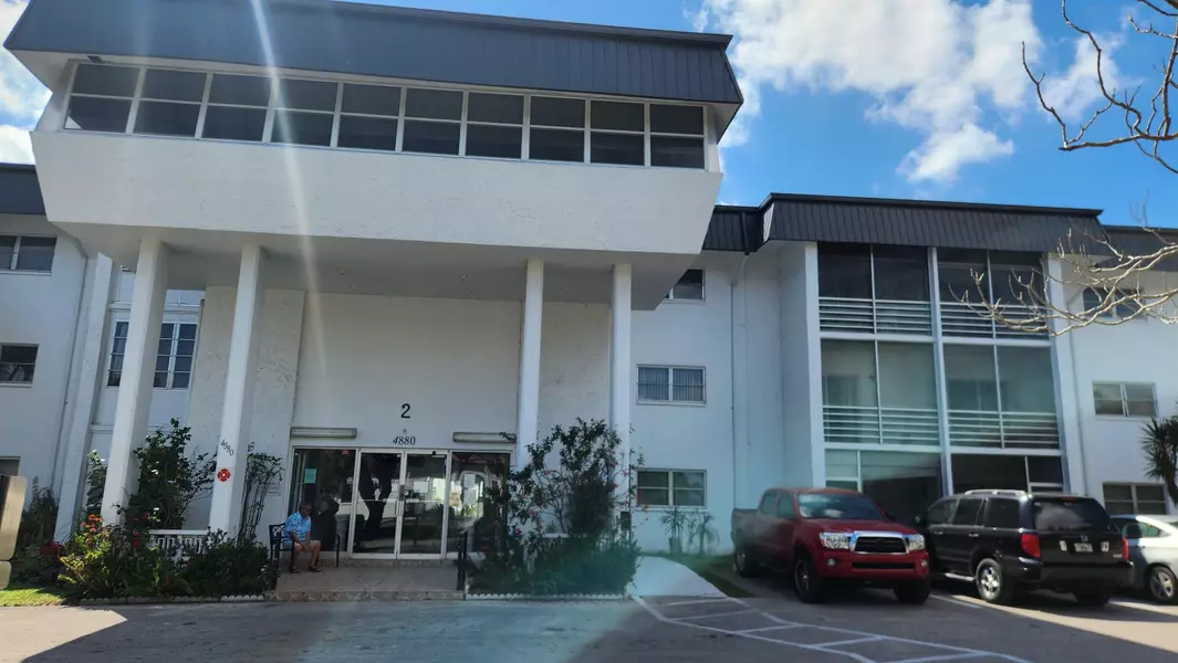 4880 NW 22 ST 205, Lauderhill, FL 33313