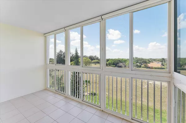 Boca Raton, FL 33487,6161 NW 2nd AVE 5220