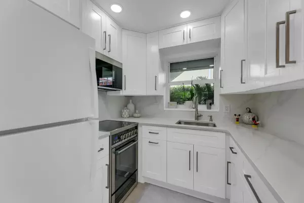 Pompano Beach, FL 33064,960 Crystal Lake DR 115