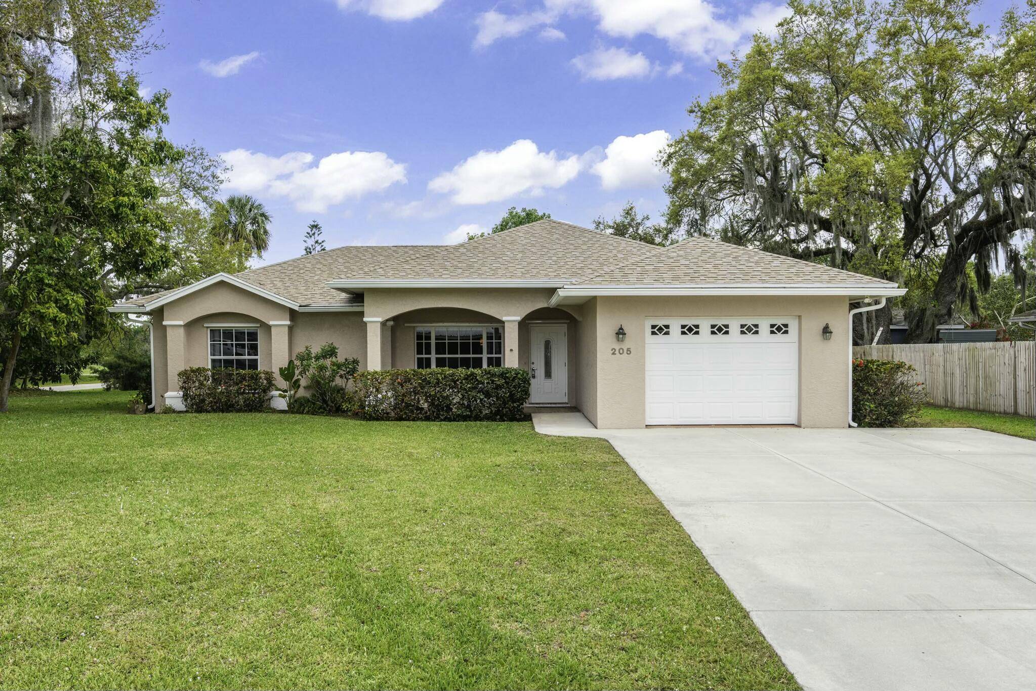 Okeechobee, FL 34974,205 SE 5th AVE