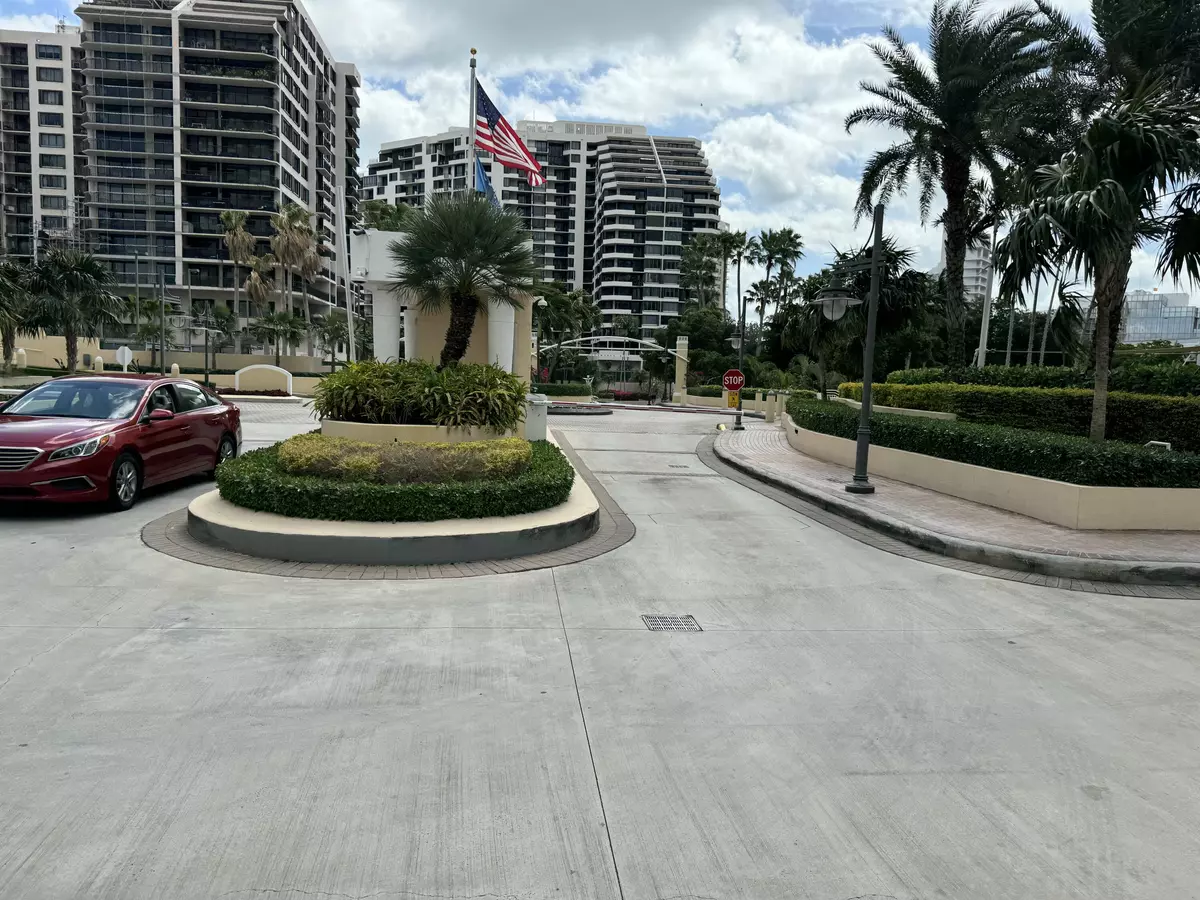 Miami, FL 33131,888 Brickell Key DR 1912