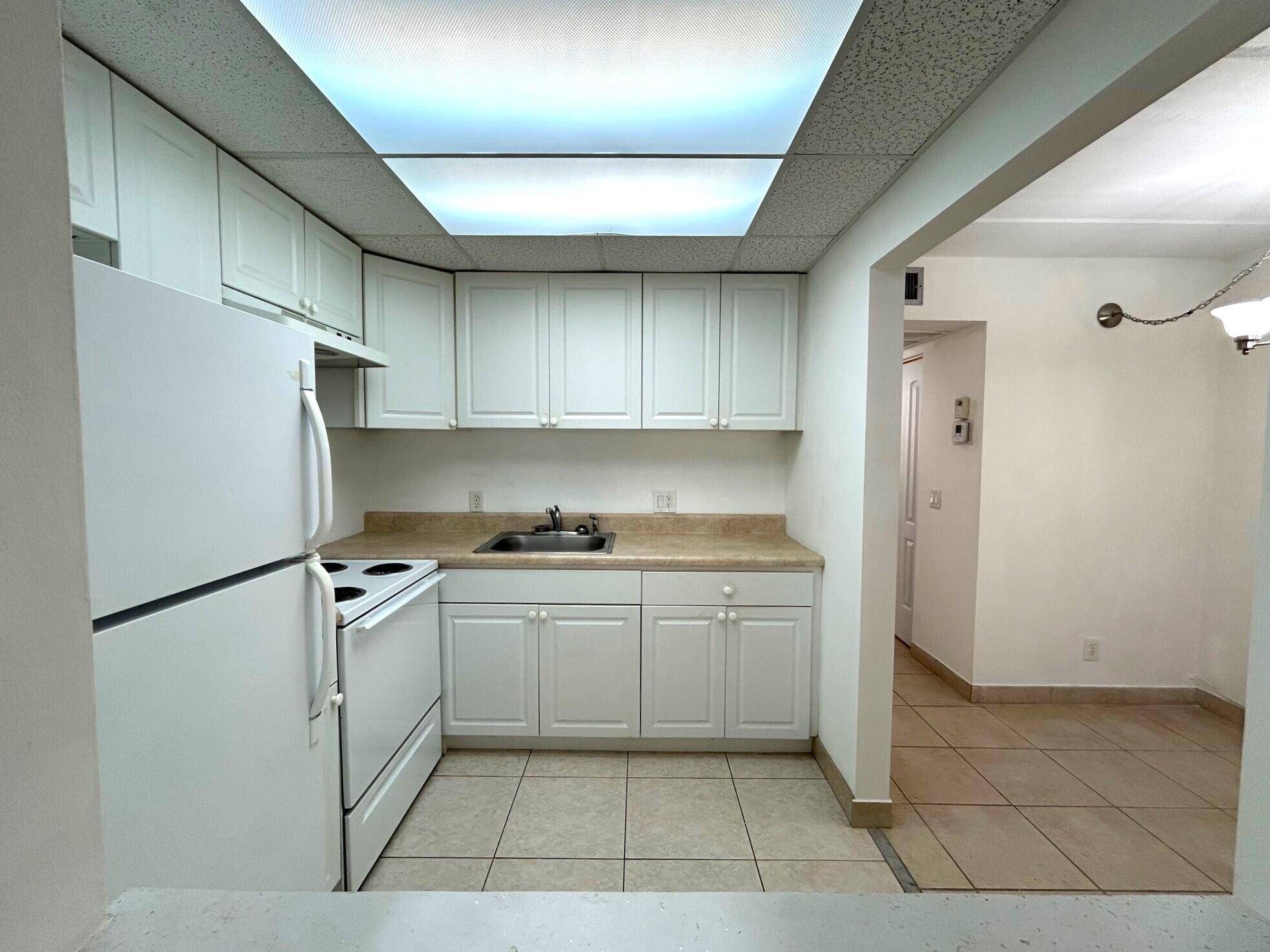 Palm Springs, FL 33461,400 W Village Green CIR 118