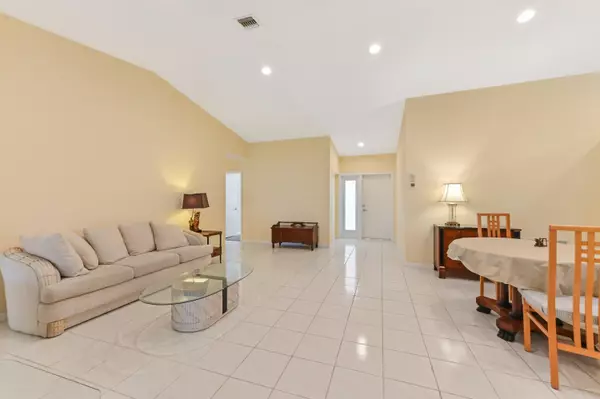 Lake Worth, FL 33467,8280 Lake Cypress RD