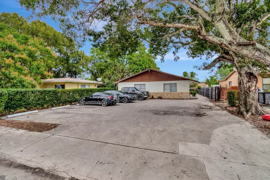 910 S L 1 ST 1 -2 -3, Lake Worth Beach, FL 33460