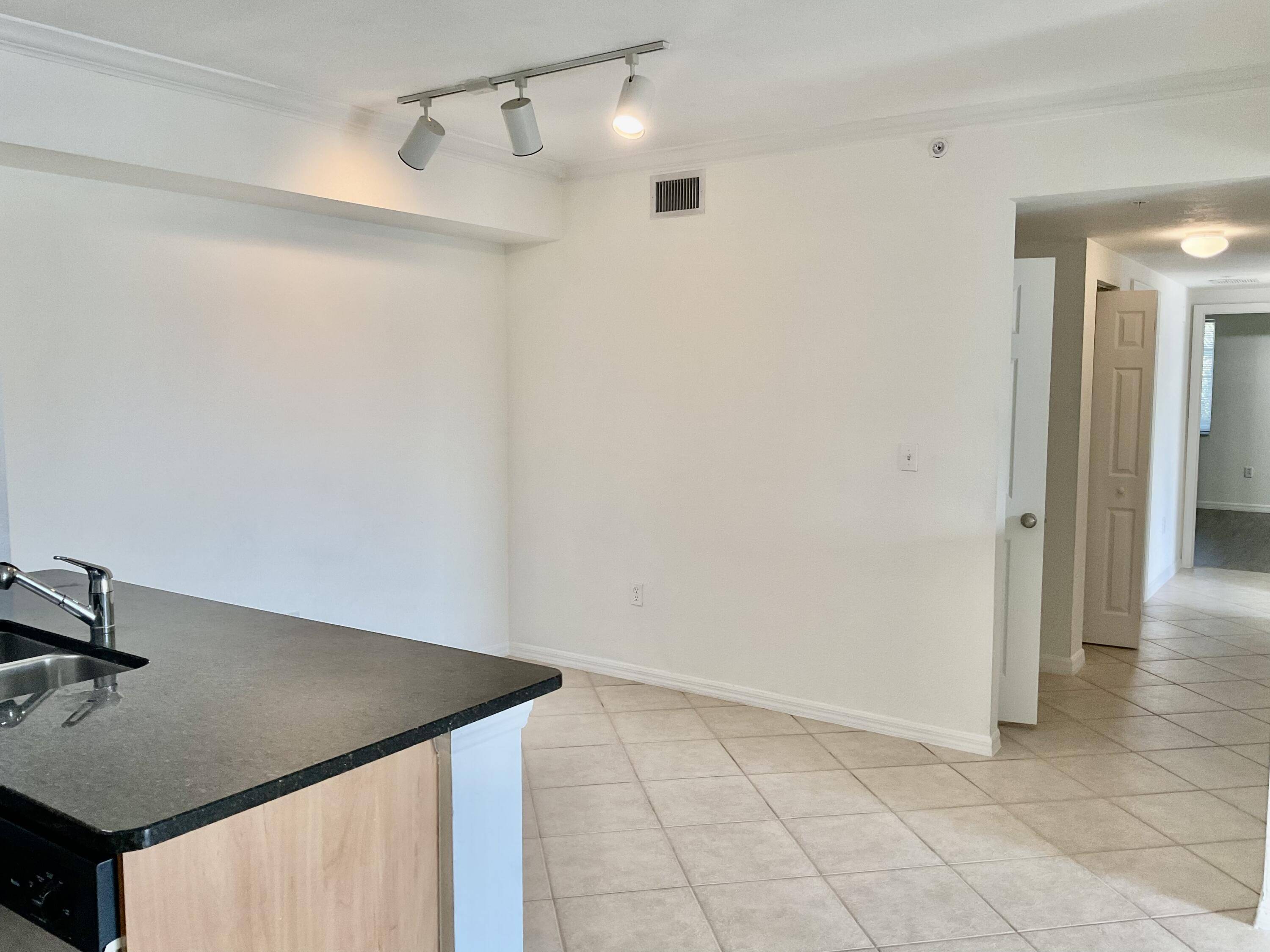 West Palm Beach, FL 33411,6466 Emerald Dunes DR 304