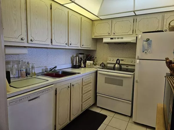 Palm Springs, FL 33461,300 S Village Green CIR 406